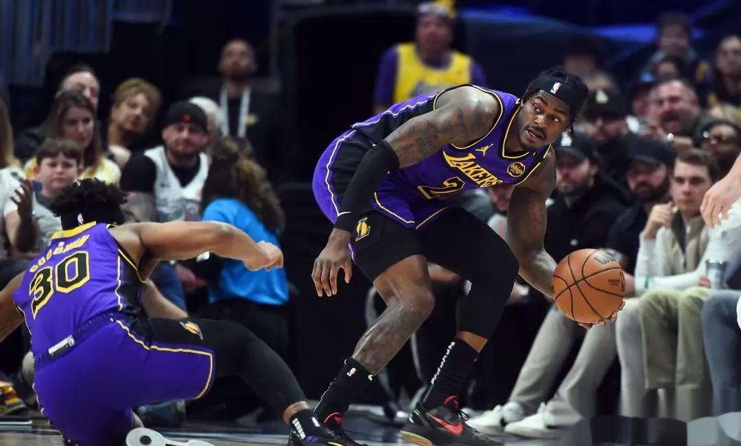 洛杉矶湖人发布备战花絮，今晚刷新队史纪录，国王杯任务艰巨，年轻球员得到机会的简单介绍